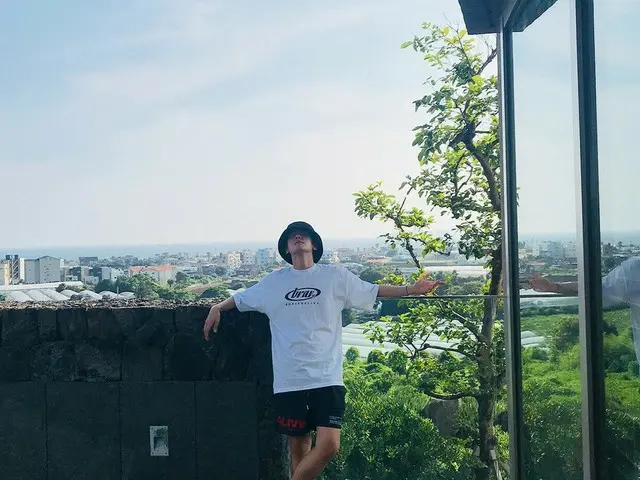 【G Official】 EXO BAEK HYUN, updated SNS. ”Highest healing. Happy. ChejuIsland”.