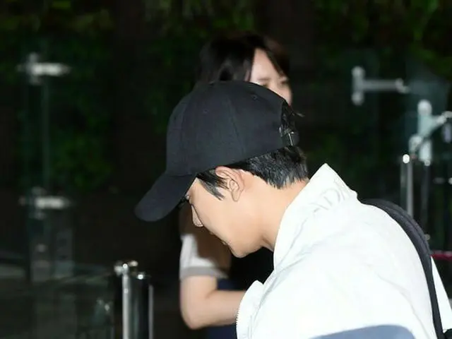 EXO Chanyeol, passport and ticket received with ”two hands”. Departure forparticipation in ”A Nation