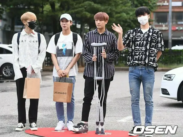 100%, arriving to work, KBS2 ”Music Bank” rehearsal.