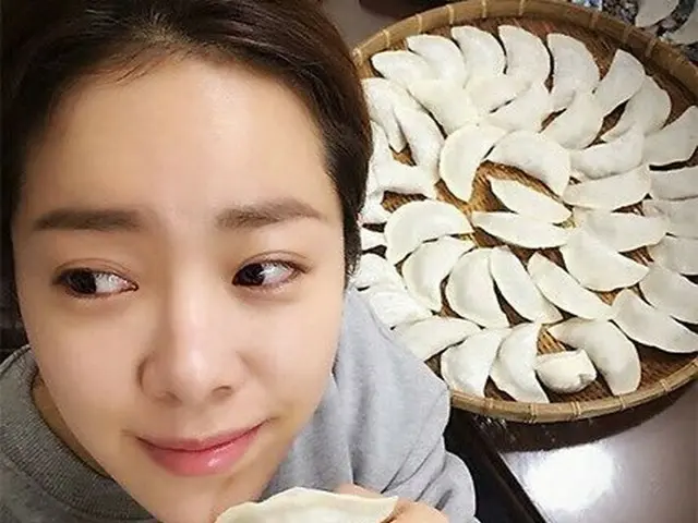 Actress Han Ji Min, on site released. Lunar New Year's dumpling tokuk is underconstruction.