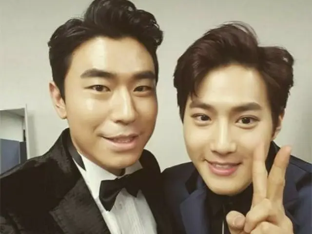 Actors Lee Si Eon, EXO SUHO get along well with two shots. ”After all EXO issmart.”