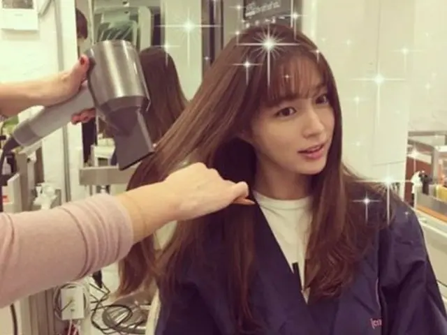 Lee Min Jon, updated SNS. Hair treatment in hairdresser.