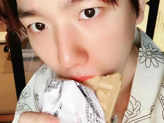 【G Official】 EXO _ Bakhyun, enjoy the Japanese dessert. .