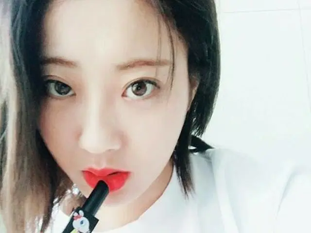 Nine Mu Jisoo Kyungri, updated SNS. A bright red lip on a white T - shirt.