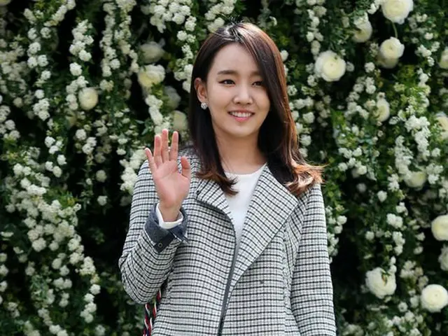 Singer Younha who attended BADA (SES) wedding ceremony, DARA from 2NE 1, LABOUMHain, BERRY GOOD.