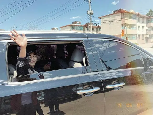 EXO SUHO (Suho), the appearance of XIUMIN (XIUMIN) waving from the car justbefore enlistment. ”WE AR