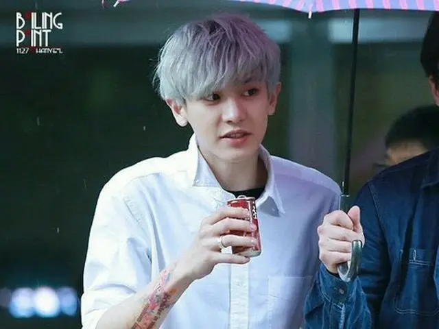 Photo evidence of ”big hand” side. ※ EXO Chan Yol, ”big hand” vs. ”small face”controversy ● Micropho