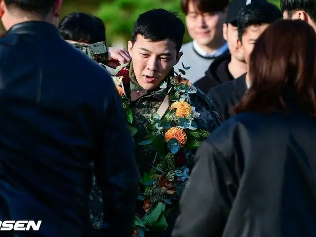 G-DRAGON (BIGBANG), the moment of tears to welcome fans. . ● On the morning ofthe 26th, a maturity d