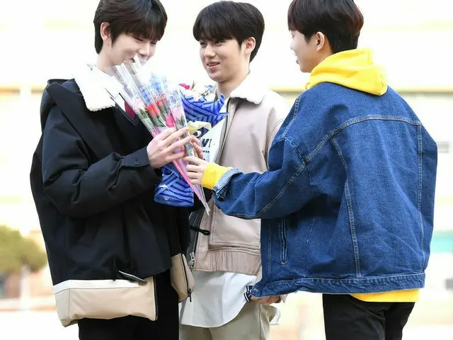 出现在“ PRODUCE X 101”中的Ju Chang Wook毕业于庆成高中，并受到了金敏宗，查俊镐，金东允，黄允成和李孝op的庆祝