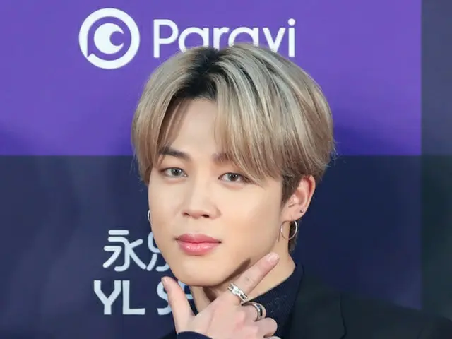 BTS JIMIN在寒假期间捐赠和交换了大约1200名来自母校釜山艺术高中所有学校的学生的课桌椅