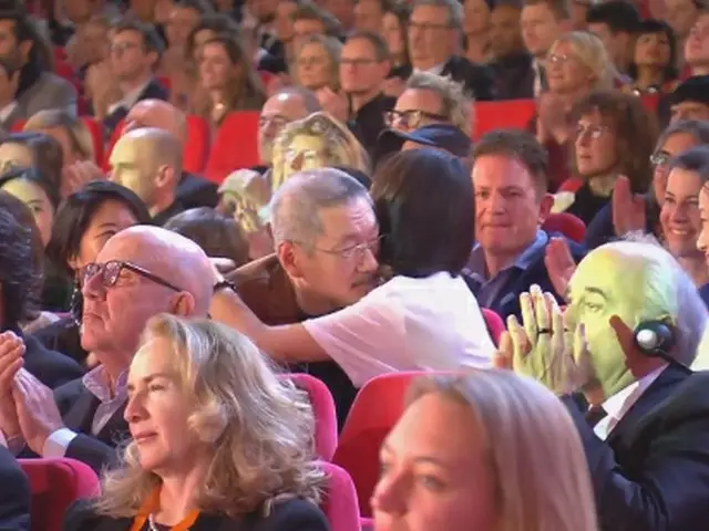 导演洪尚s在第70届柏林国际电影节上获得了导演奖，并在颁奖典礼上与“外遇”的女演员金·米尼（Kim Mini）进行了热烈的拥抱