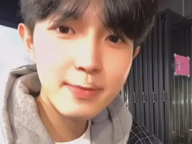 来自Wanna One的Kim Jae-hwan在SNS上发布了一个邀请“ Bubble Kiss”的视频，并对此进行了讨论