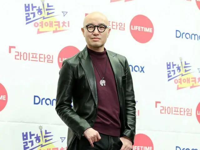 洪素纯（Talent Hong Sok-chun）在来自KARA的Ku Hara的葬礼上谈论葬礼