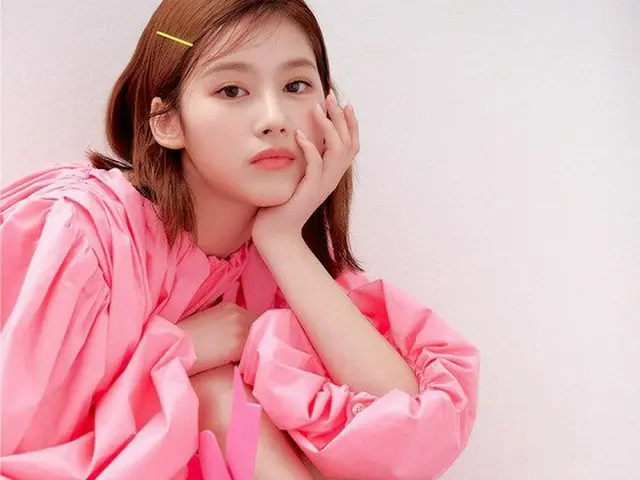 TWICE Sana发布了凹版印刷