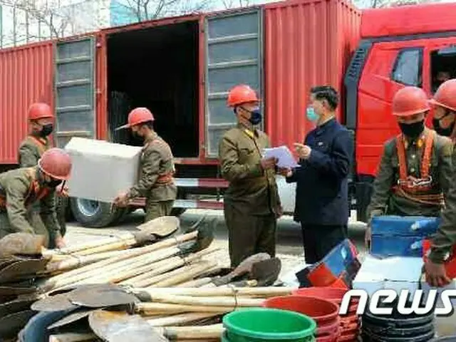 朝鲜总统金正恩（Kim Jong Un）的批判理论认为，朝鲜通过加强医疗保健业务来优先建设医院