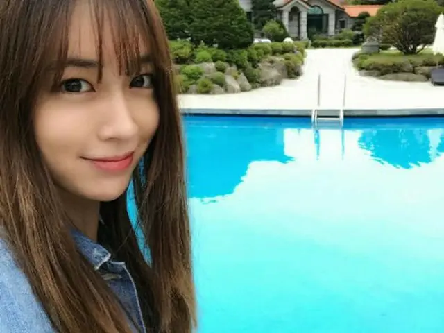 Actress Lee Min Jion, photo released. ”It is a hot weather to swim now .. It wascold this time and I