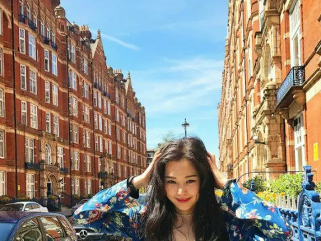 Actress Lee HoNey, updated SNS. In London.