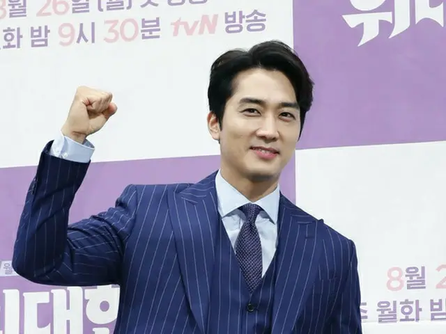 曾与中国女演员刘亦菲结识的演员宋承宪（Song Seung Heon）给SNS加上了“赞”，随着和解理论的出现，它已成为中国的一个大话题