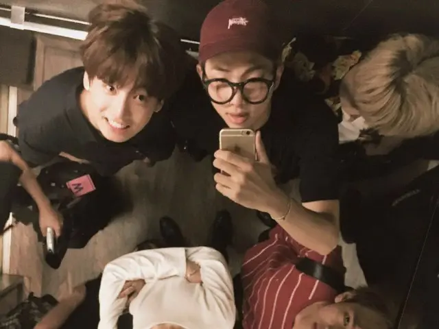 #BTS和RM小组自拍照片的“独特感性”是韩国的热门话题