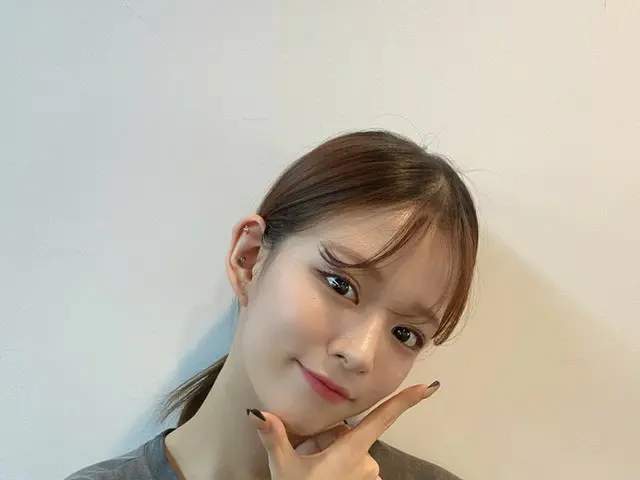 【T公式】fromis_9，[ #Chaeyoung]今天过得好吗？不要在炎热的天气里吃很多冷气而烦恼！让我们再次在墙上玩