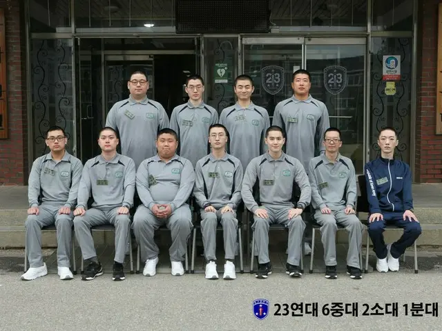 EXO SUHO在陆军训练中心发布了集体照（前排右起的第三个人）