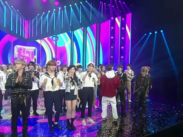 #EXO在Baekhyun的第一名结尾时，辅助的EXO进入了舞台