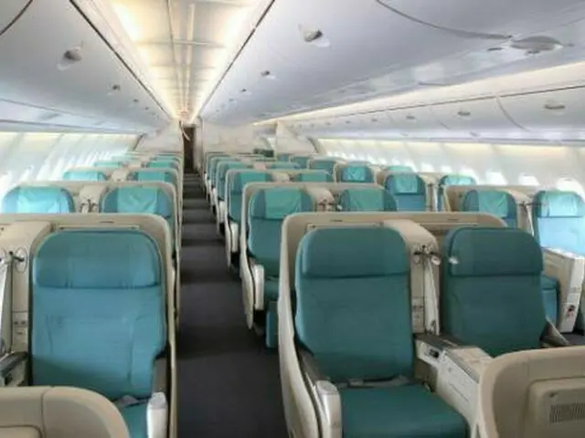 然后，两名韩国妇女非法取消了对登上偶像团体的一架客机的预订