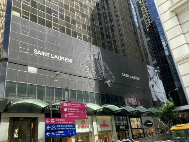 奢侈品牌圣罗兰(Saint Laurent）和全球形象大使“ BLACK PINK”Rosé凹版印刷填补了香港最大市区的中央大楼的墙壁，并成为热门话题