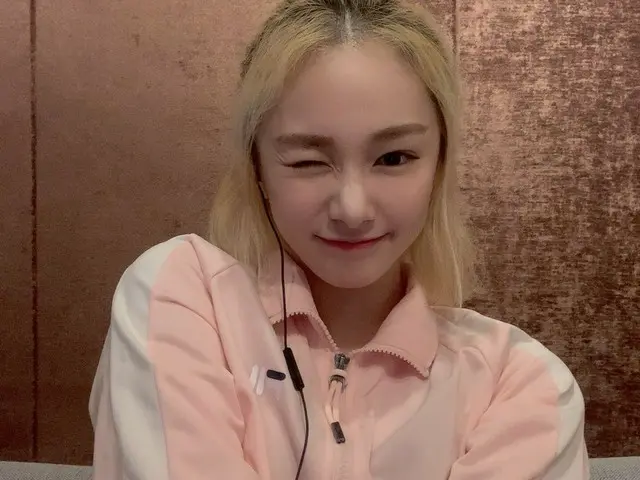 【T公式】EVERGLOW，[ #Mia]半捆耳机顽皮> < 我在听什么歌~~~~~~🤪