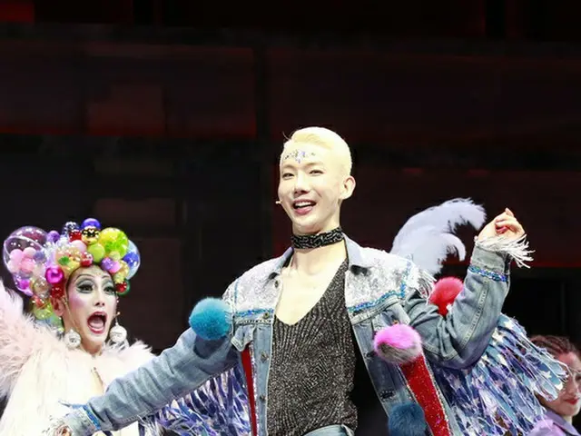 “ 2AM” Cho Kwon出现在音乐剧“ Jamie”的新闻发布会上