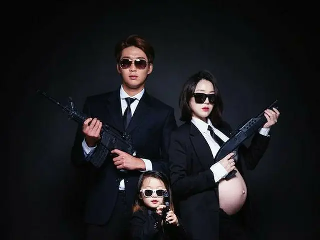 这是一部有趣的家庭纪念照，根据电影《黑衣人》和《利昂》的概念而定，这是上个月的喜剧演员何敏