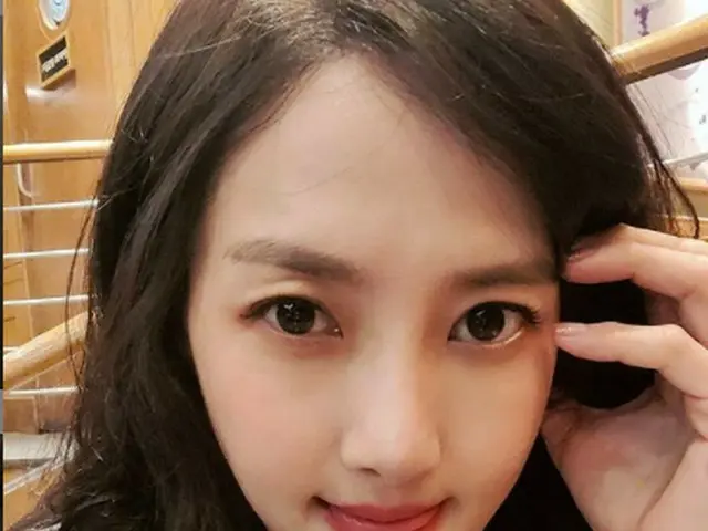 女星李成贞在被熟人的狗咬伤后去医院