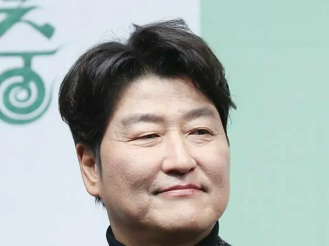 据报道，演员宋康镐和康东元将出现在首部由弘田裕一执导的韩国电影《经纪人》中