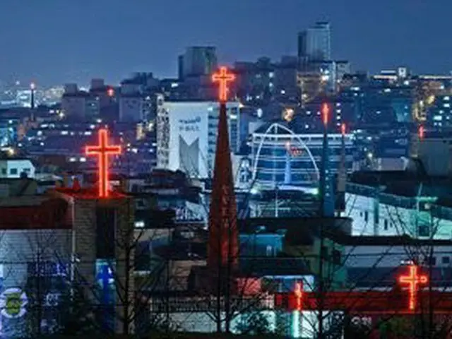 还有什么比在韩国撞上“大台风”的飞行招牌更可怕的呢？  ●教堂的尖顶