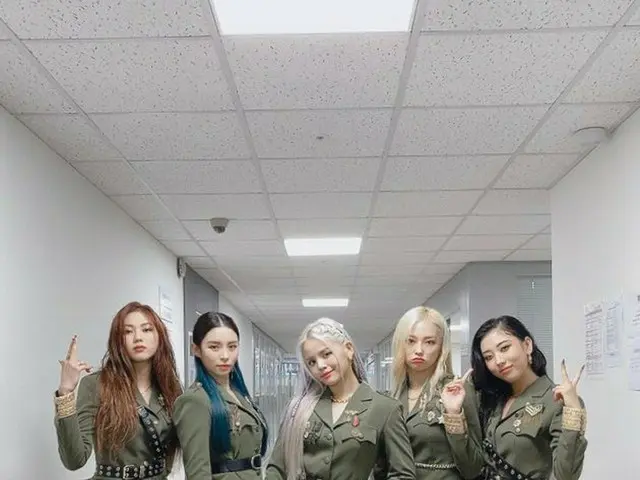 【T公式】CLC，[📸] 200911 #MUSIC BANK 今天的歌曲展示了经典的剑舞团的完美飞行员！ 👏👏  #CLC下降阶段将继续在柴郡的心中安稳