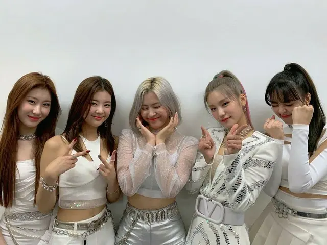 【T公式】ITZY，加电多亏了您今天对我的信任💪🏻 希望很快能在舞台上再次见到你❤️ 今天从MIDZY获得能量，TOO💪🏻 希望我们能尽快再次见面❤️ 