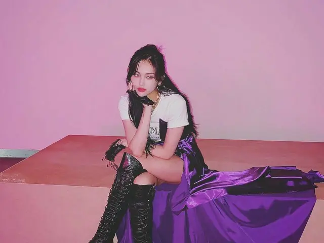 [T Official] EVERGLOW，[ #AISHA]每个人都开始了秋季和傍晚假期，您玩得开心吗？这是在MV期间向所有人展示的