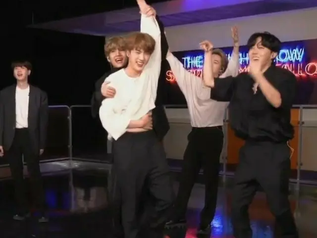 “防弹少年团” JIN在美国NBC“由吉米·法伦主演的今晚表演”比赛中获胜，成员高兴地举起手臂真是太好了，但是我很饿，所以我正忙着脱下衬衫