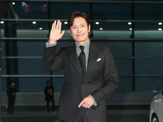 演员李秉宪（Lee Byung Hun）出席2020年Kaminichi电影奖的红毯秀
