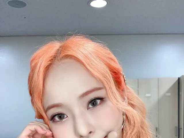【T公式】LOONA（Loona），O！您很快就会看到#Girl of the Month的“ Why Not？”，她以比花哨的裙子还要明亮的视觉效果照亮了舞台