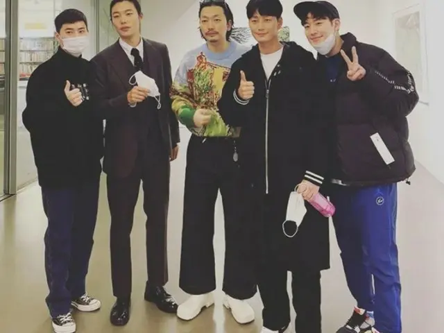 在韩国，人们谈到了变身为“摄影师”的演员#Ryu Jun Yeol和好朋友