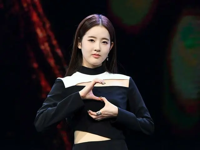作为新女团STAYC Shiun的歌手亮相，她是JYP的一个儿童角色