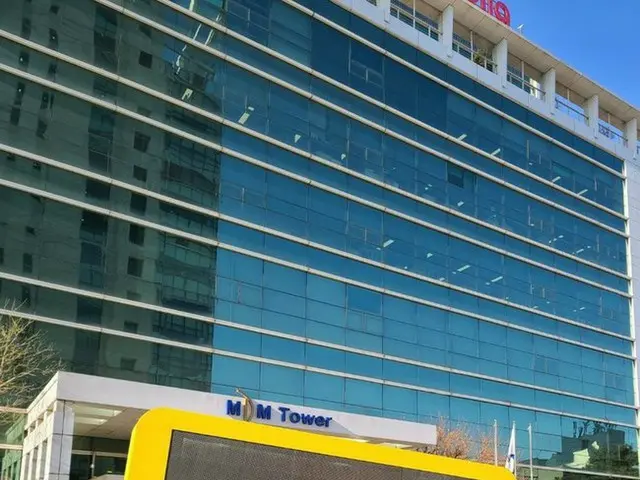 一些防弹少年团的粉丝正在BIGHIT的办公室前进行现场表演，以反对联合演唱会