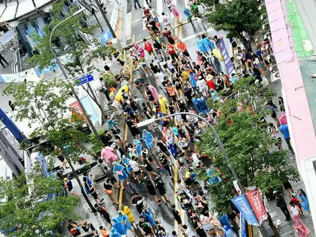 9 MUSES Gyeongli, ”Gillette” at Shinchon Water Gun Festival ”Target”. . @ Seoul· Shinchon.