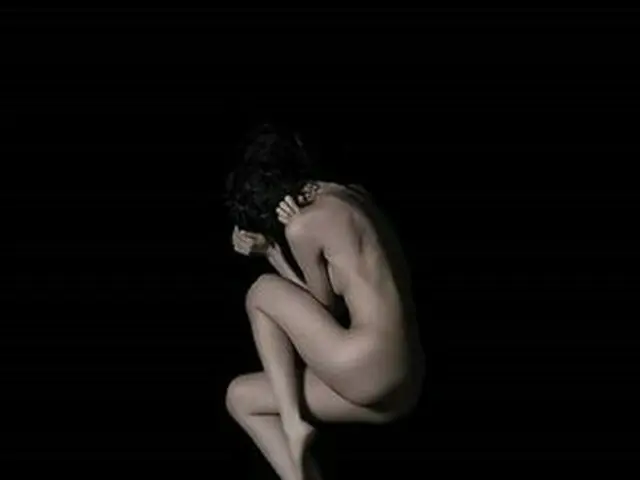 Hot Topic is the nude performance of ballerina Yoon Hye Jin, wife of actor UhmTae Woong. Appeared at