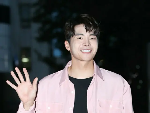 自称是大学同学的演员朴恩锡写道，他会粗心对待宠物，大惊小怪