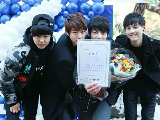 JUNG KOOK's junior high school graduation photo is Hot Topic. The photo wastaken in February 2013. I