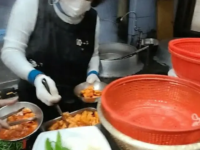 反映并烧毁了韩国著名的YouTuber BJ派的场景，该场景在另一位顾客的盘子上送达，而没有丢弃顾客在釜山一家亲戚在釜山的自助餐厅进行现场交付时留下的泡菜