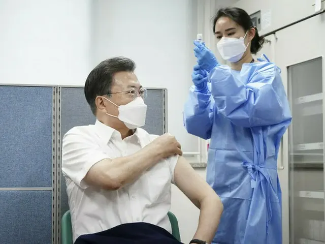 韩国总统对新电晕疫苗的“更换注射器”表示怀疑●护士将疫苗抽入注射器后，将疫苗和未盖好的注射器移至隔断的背面●刚接种前移至注射器总统盖上了盖子●防疫当局反对这种“