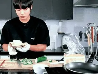 朴智勋（Park Ji Hoon）谈到如何在煎锅上涂黄油